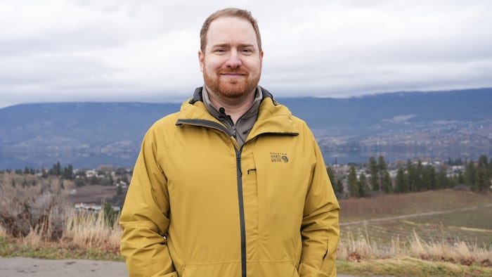 Graham Karner devant un verger près du lac Okanagan, à Summerland le 12 décembre 2025.