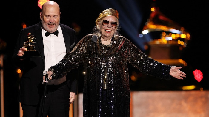 Joni Mitchell reçoit le prix du meilleur album historique au Grammy.