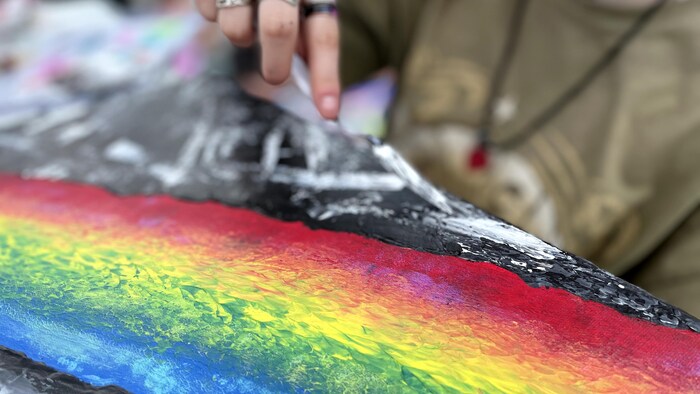 Une toile de couleur arc-en-ciel.