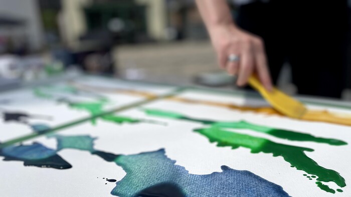 Une toile blanche avec des coulisses de peinture de couleurs.