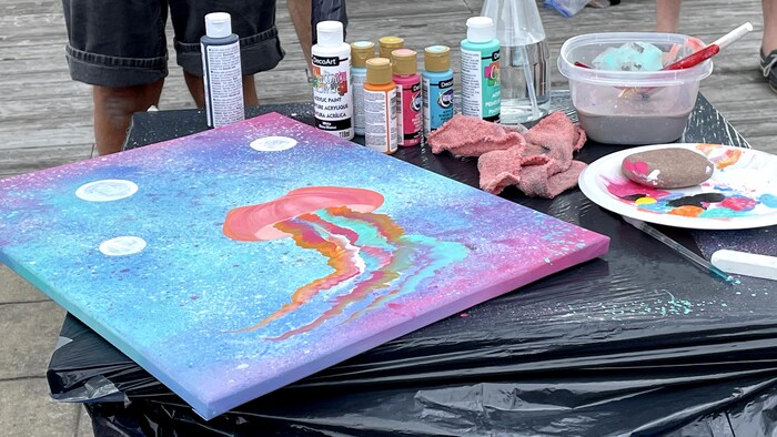 La toile d'une méduse colorée.