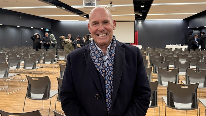 Portrait d'un homme souriant.