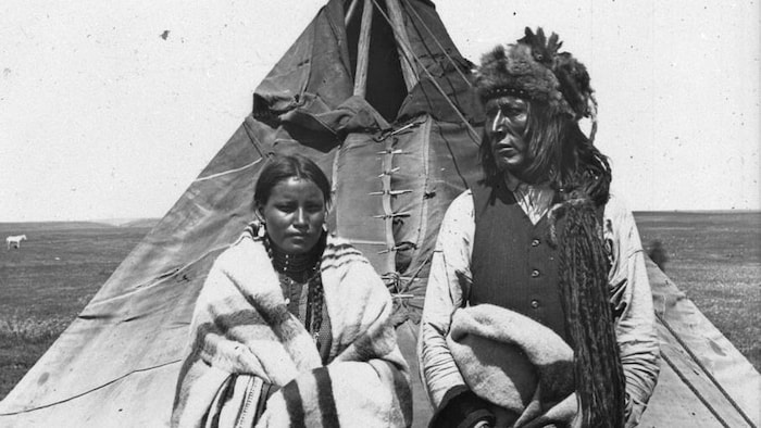 El gran jefe indígena Poundmaker, junto a su esposa.