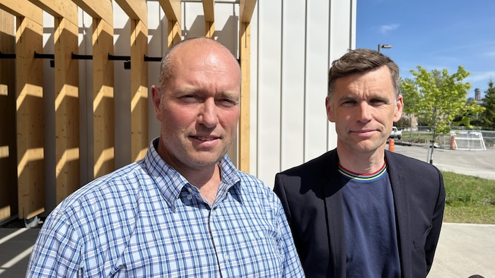 Les deux hommes posent côte à côte.