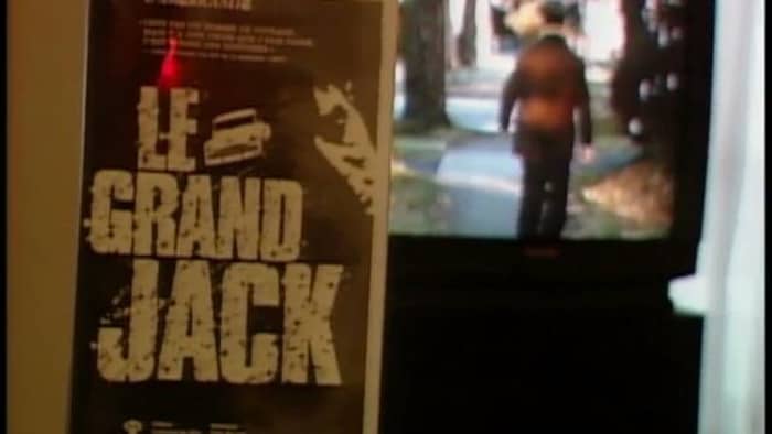 Une affiche du film « Le Grand Jack » devant une télévision des années 1980.