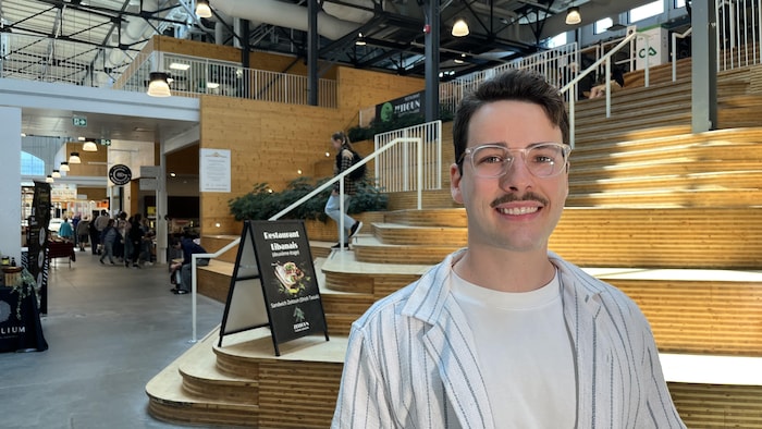 Un homme pose dans le Grand Marché de Québec.