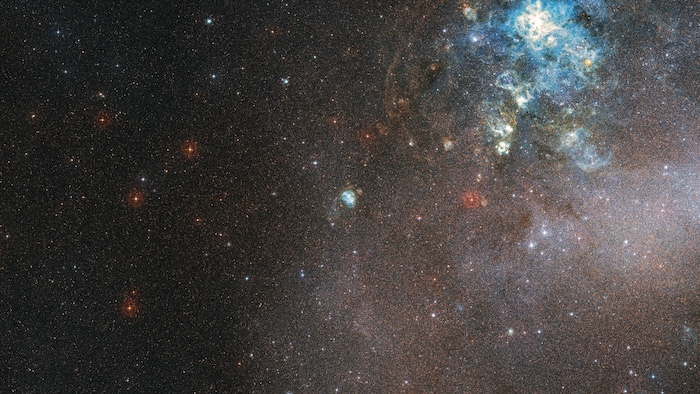 Image composite couleur de la région du Grand Nuage de Magellan peuplée d’étoiles nouvellement formées.