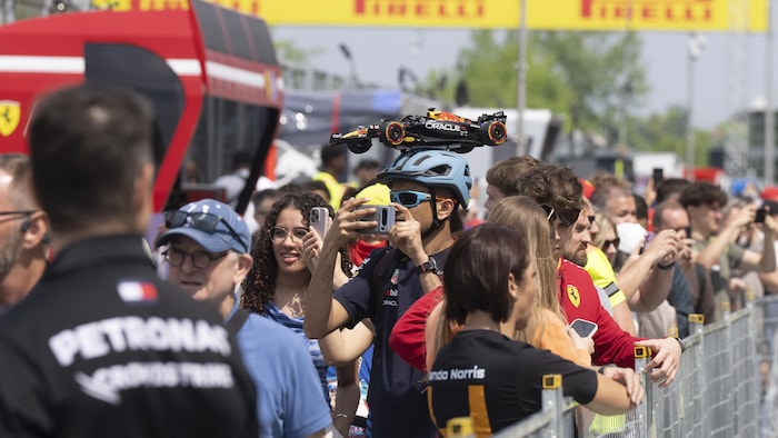 Une foule dans les installations du Grand Prix.