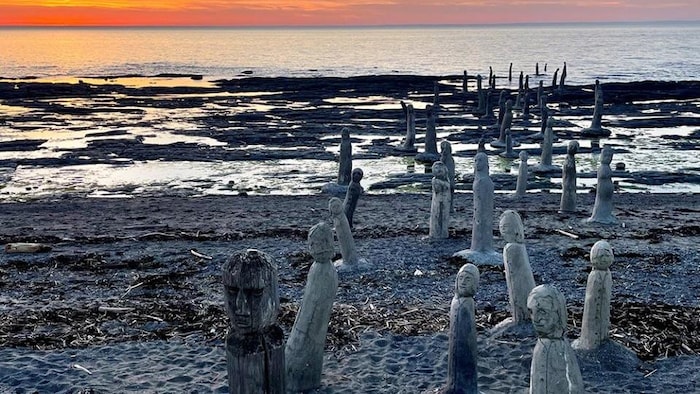 Des sculptures sur une plage.