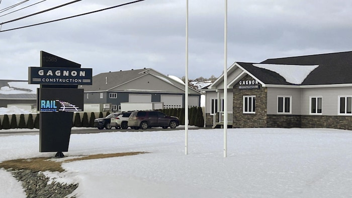 La devanture du bâtiment de l'entreprise Gagnon Construction en hiver.