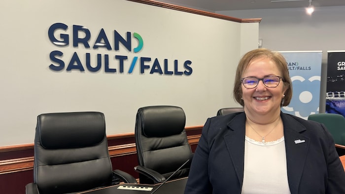 Josée Rioux Walker prend la pose, souriante, dans la salle du conseil municipal de Grand-Sault.