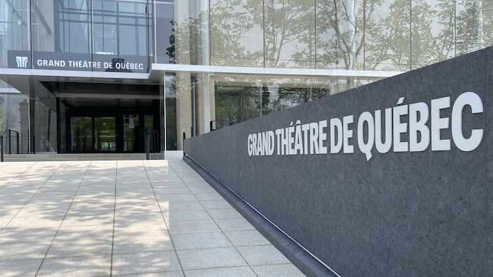 Le Grand Théâtre de Québec photographié de jour au printemps.
