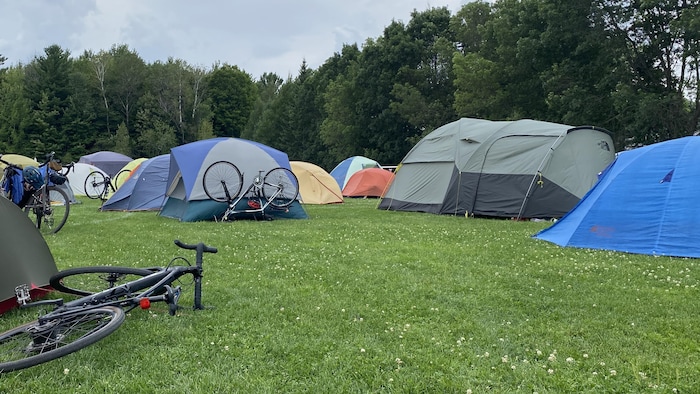 Des cyclistes campent lors du Grand Tour.
