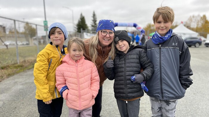 Une femme accompagnée d'enfants