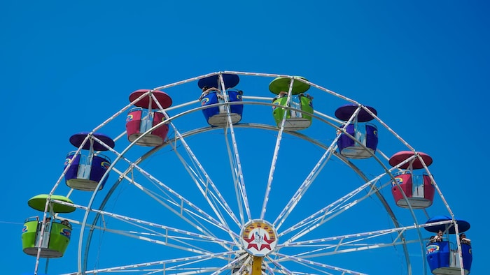 Une grande roue.