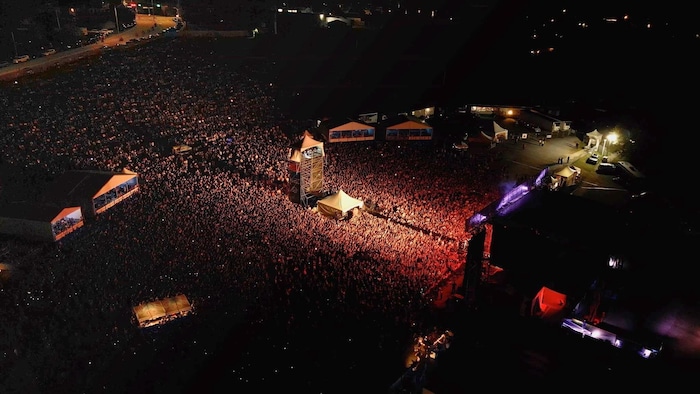 Une foule monstre devant un spectacle.