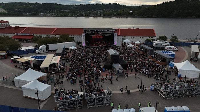 Vue aérienne du spectacle de Bad Religion sur la Zone portuaire de Chicoutimi. 