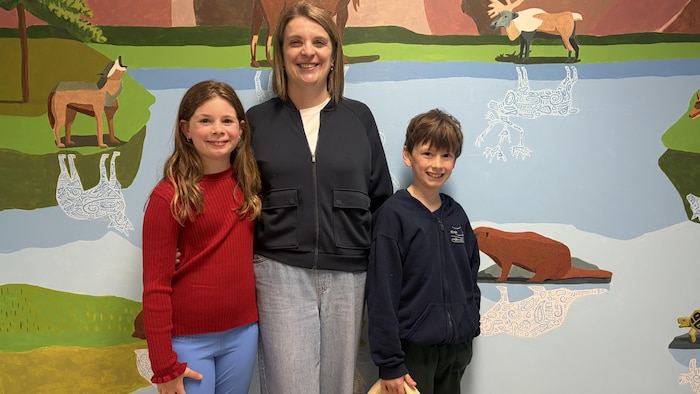 Céline Monnier, directrice de l'école des Grands-Vents entourée des élèves Viviane Spirrell et Sam Blouin le 29 mai 2026, soit la veille de la Journée officielle de la francophonie de Terre-Neuve-et-Labrador.