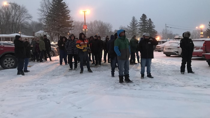 Les employés sont réunis dans la neige.