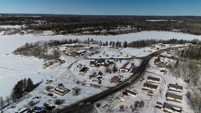 Vue aérienne de la Première Nation de Grassy Narrows (Première Nation Asubpeeschoseewagong), près de Kenora, en Ontario, le 4 mars 2025.