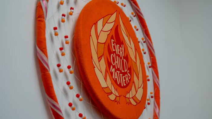 Un attrape-rêve en couleurs orange et blanc.