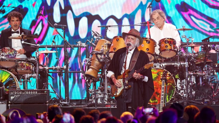 Bob Weir et Mickey Hart, membres survivants du groupe Grateful Dead, se produisent lors du gala MusiCares Persons of the Year à Los Angeles, le 31 janvier 2025.