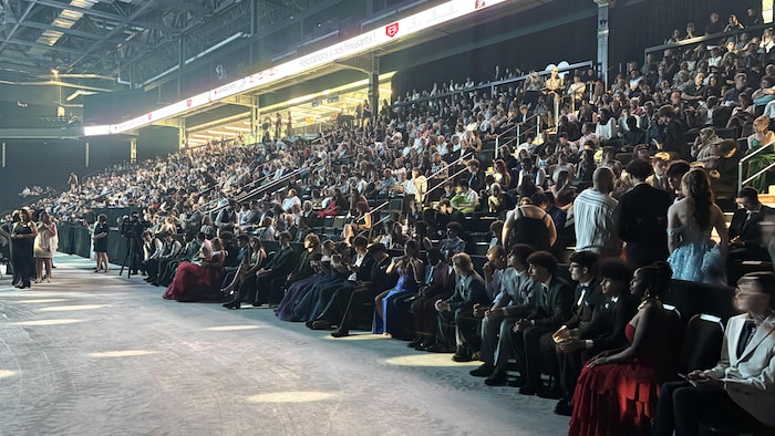 Plusieurs centaines de personnes de personnes sont assises dans les gradins du Centre Slush Puppie.
