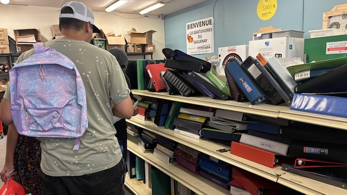 Des personnes regardent des fournitures scolaires.