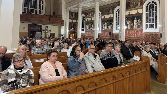Des spectateurs dans la cocathédrale de Gravelbourg à l'occasion du gala-bénéfice consacré à la préservation du bâtiment.