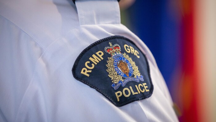 Un écusson placé sur une chemise, sur lequel est écrit RCMP GRC police. 