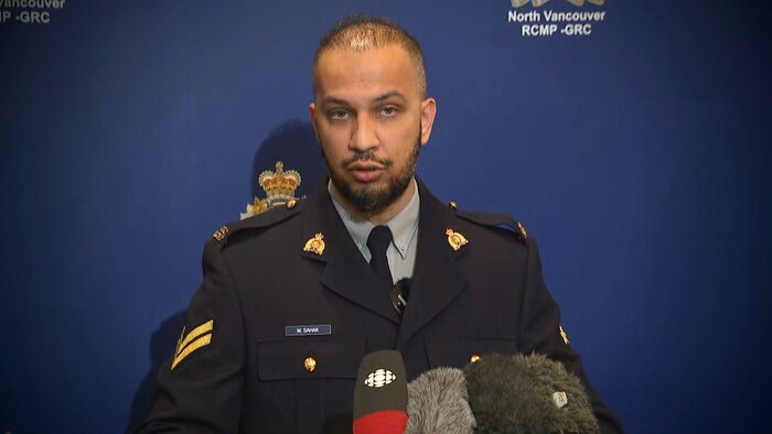 Le caporal Mansoor Sahak, lors d'un point de presse de la GRC à North Vancouver, le 27 juin 2025.