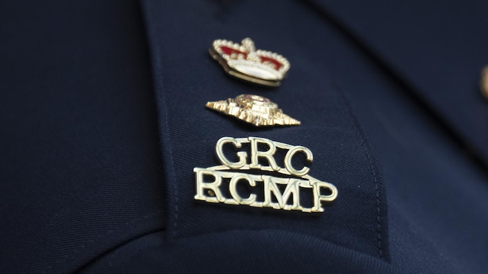 Plan rapproché d'une épingle de la Gendarmerie royale du Canada sur un uniforme.