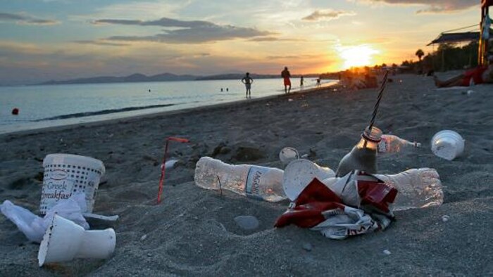 Des bouteilles de plastiques jonchent une plage de Grèce.