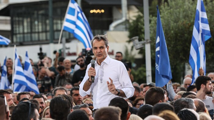 Kyriakos Mitsotakis parle au centre d'une foule de partisans.