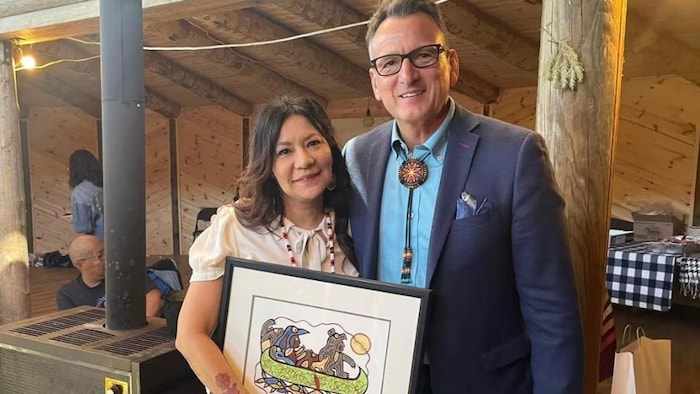 La chef de la Première Nation du Lac La Croix, Carrie Atatise-Norwegian, avec le ministre des Affaires autochtones de l'Ontario, Greg Rickford.