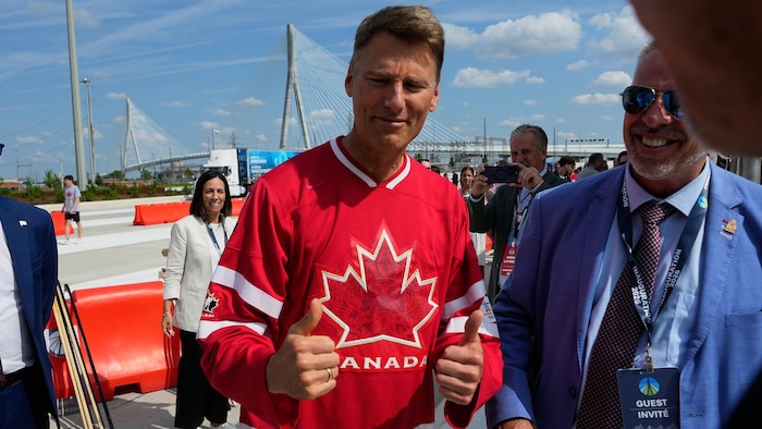 Gregor Robertson, portant un maillot du Canada, lors de l'inauguration du pont Gordie-Howe à Windsor, le 24 juillet 2026.