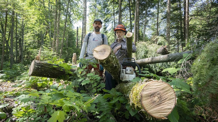 Réal Martel, le fondateur du Sentier national du Québec et Grégory Flayol, directeur général adjoint de Rando Québec sur le sentier Mistikush, dans la réserve faunique Mastigouche.