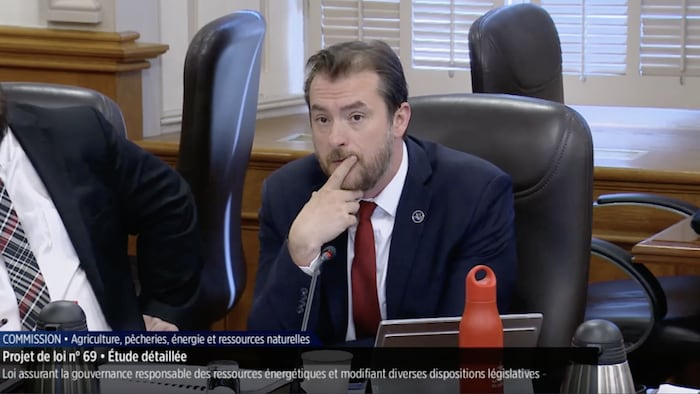 Le député Gregory Kelley, lors de l'étude du projet de loi 69, le 21 mai 2025.