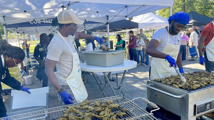 Greijeb Efoloko prépare des grillades au French Fest à Sudbury