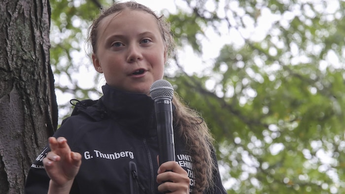 Greta Thunberg tenant un micro, lors d'un point de presse.