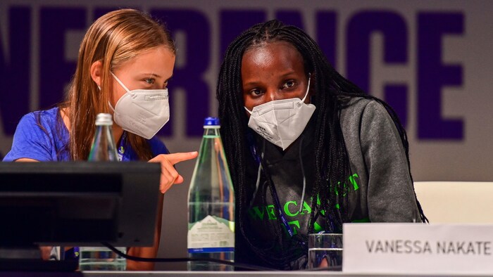 Greta Thunberg et Vanessa Nakate assises côte à côte à la conférence.