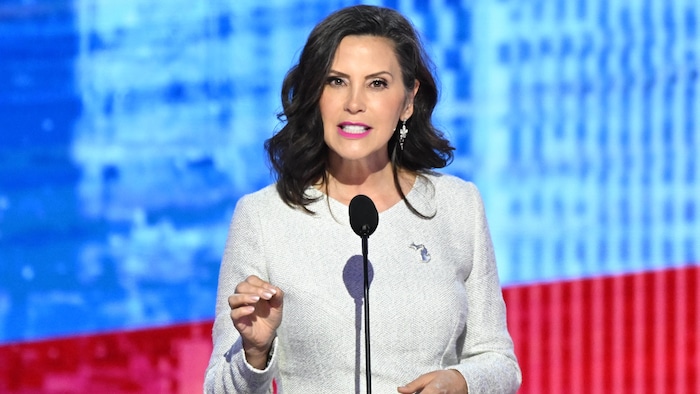 Gretchen Whitmer parle derrière un pupitre.