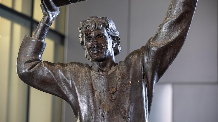 La statue de Wayne Gretzky couverte d'excréments.