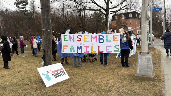 « ensemble pour nos familles » peut-on lire sur une affiche.