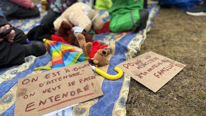 On peut lire sur une affiche « on est à boutte d'attendre, on veut se faire entendre! »
