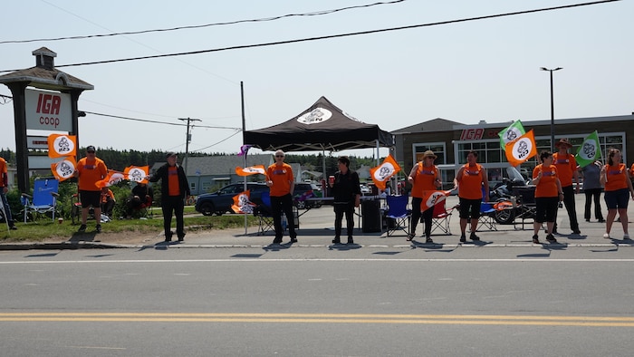 Des employés manifestent devant l'épicerie IGA de Lavernière aux Îles-de-la-Madeleine.