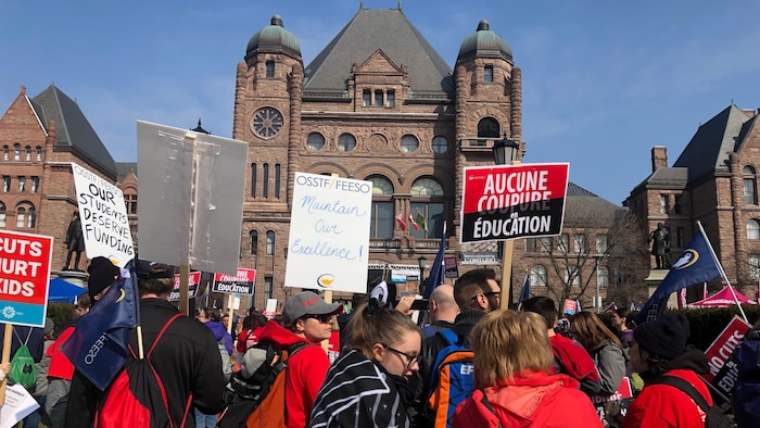 Une manifestation des enseignats devant Queen's Park.