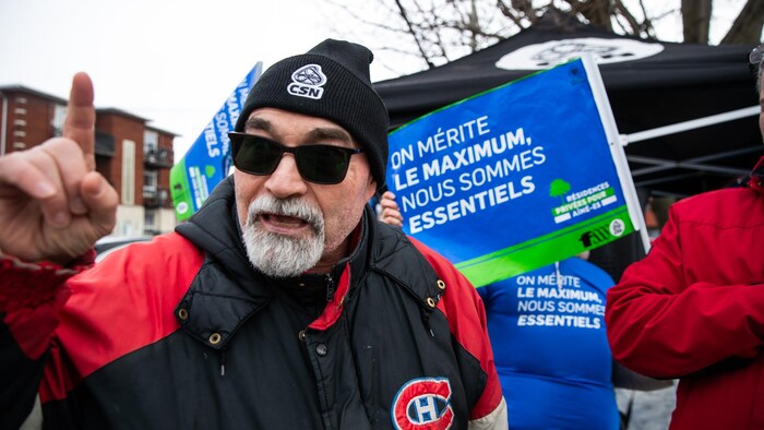 Un homme devant la caméra.