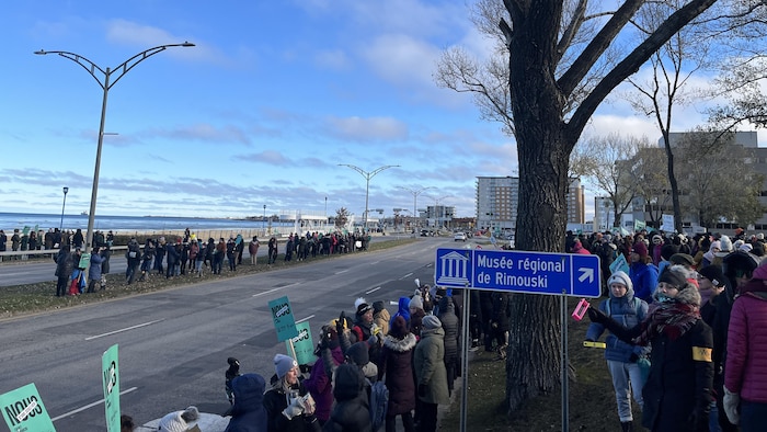 Des centaines de personnes rassemblées sur la Place des Anciens Combattants, à Rimouski.