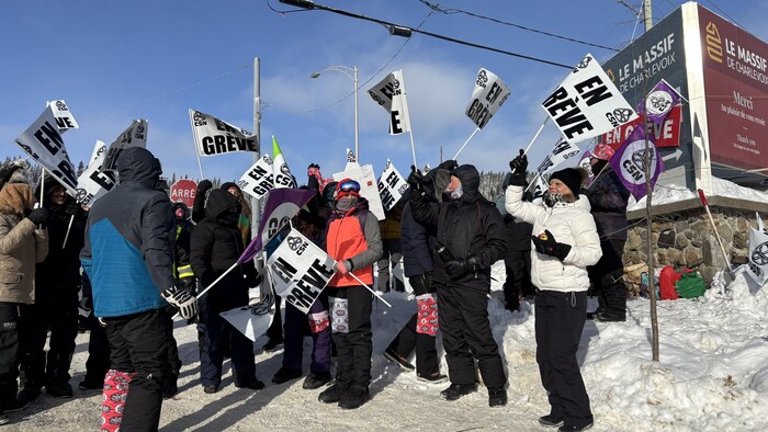 Des travailleurs en grève manifestent.